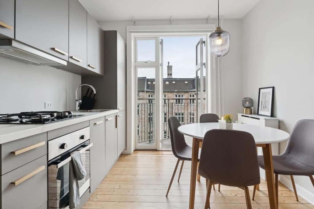 Leilighet Bright With Balcony Close To Center